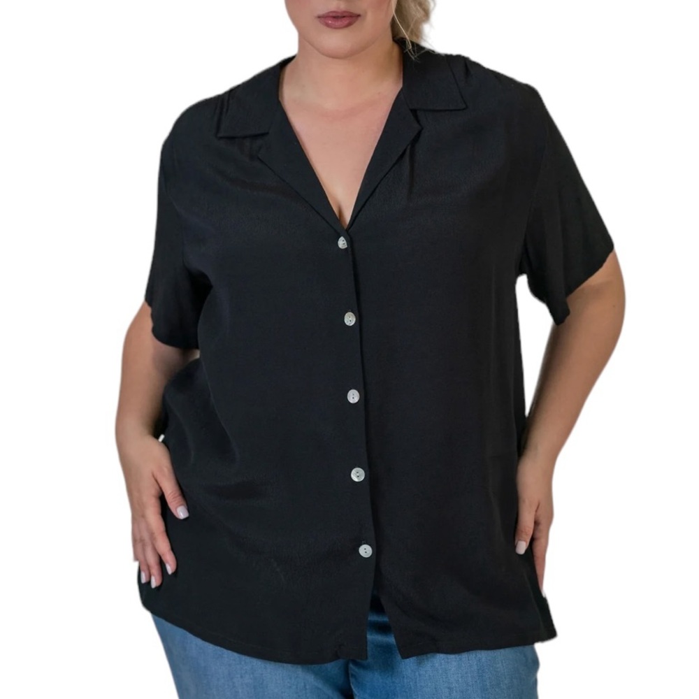 Karen Kane Black Camp Shirt Collar Button Up Top.